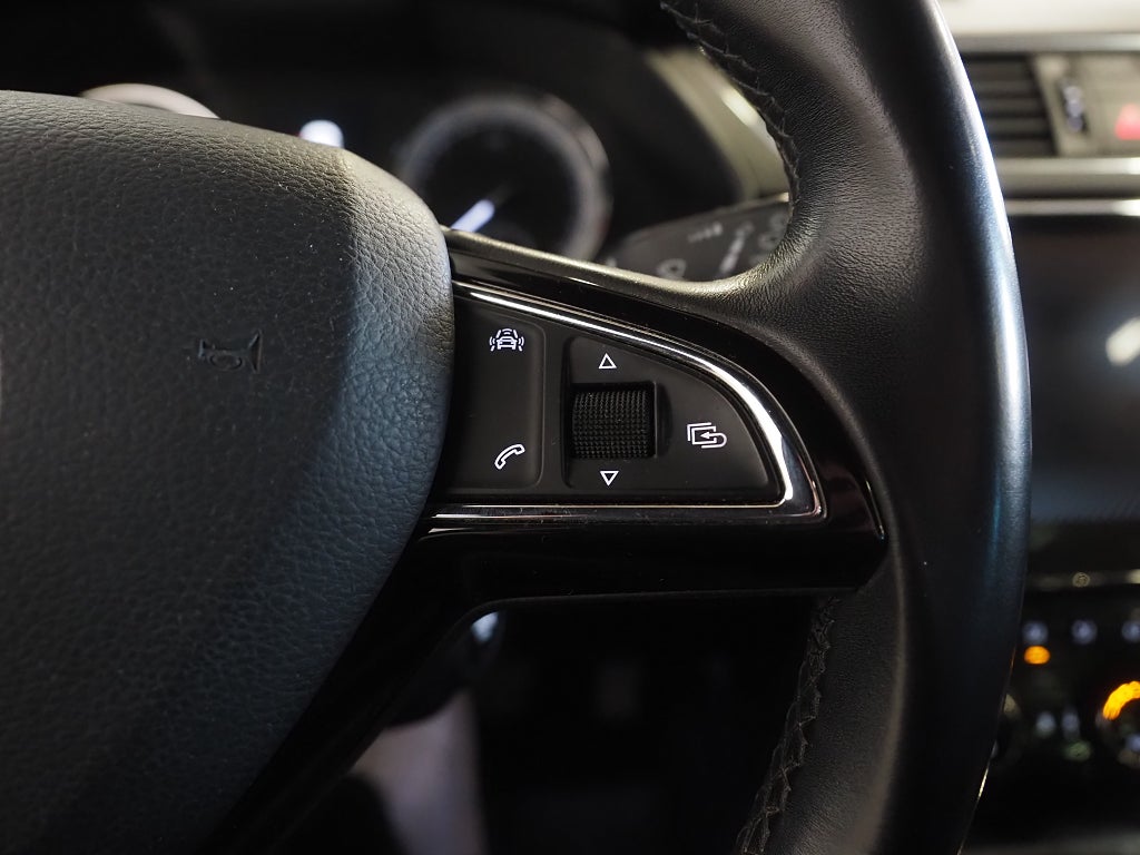 Skoda Superb Kombi 2.0 TSI 4x4 280hk L&K Navi B-Kam Skinn 2018