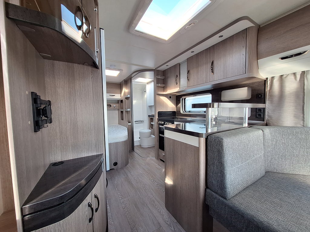 Hobby Prestige 560 FC Dubbelbädd, Dusch, Ugn, Tält