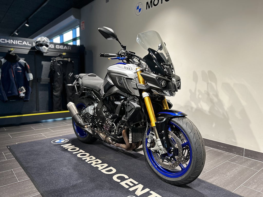 Yamaha MT-10 SP / Justerbara Fotpinnar & Regalge/ Sidoväskor / Hög ruta