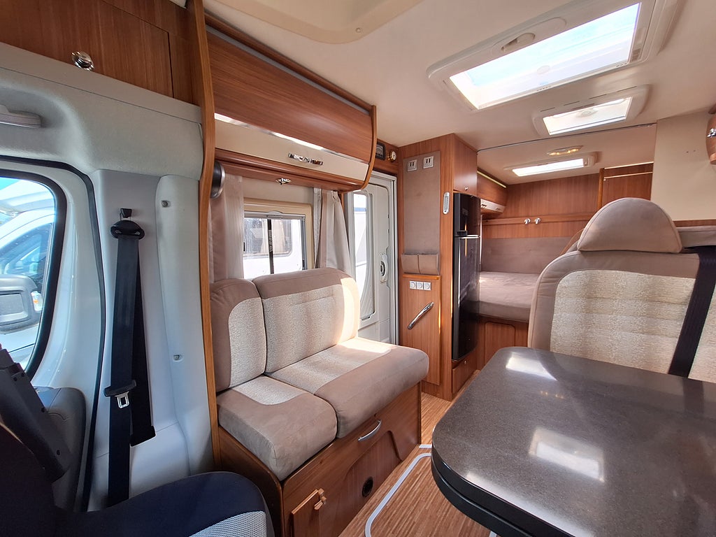 Adria Coral S 680 ST Dubbelbädd, Solcell, 5'e Stol