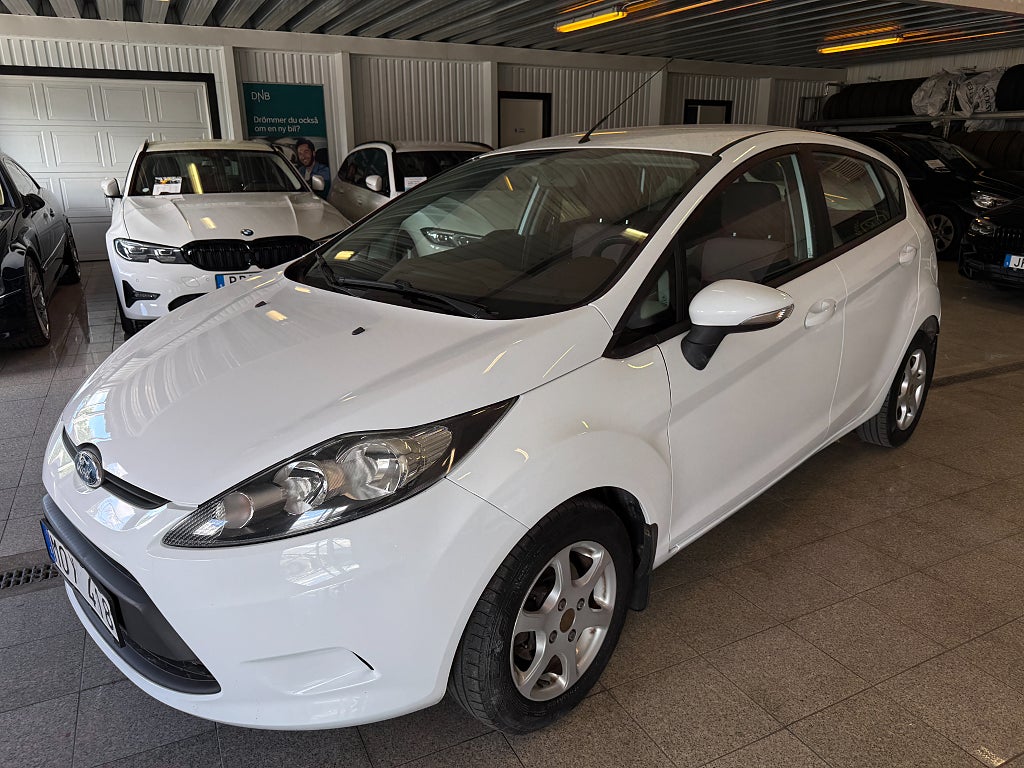 Ford Fiesta 1.25 82hk Trend 1 ägare Låg skatt 844kr inkl Vinterhjul