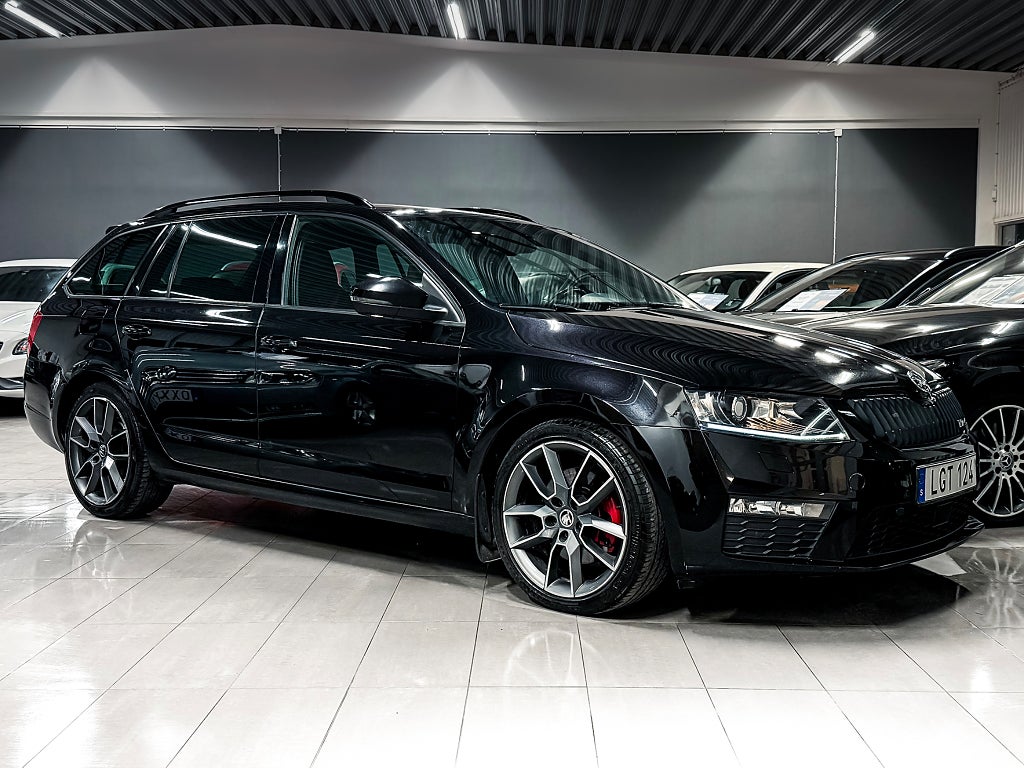 Skoda Octavia Kombi 2.0 TDI 4x4 RS Nykamrem Nyserv Skalstolar CarPlay