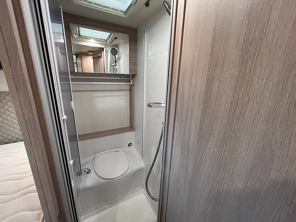 Rapido 850 F / B-körkort / Taksäng / Solcell / 5 bältad - Rapido