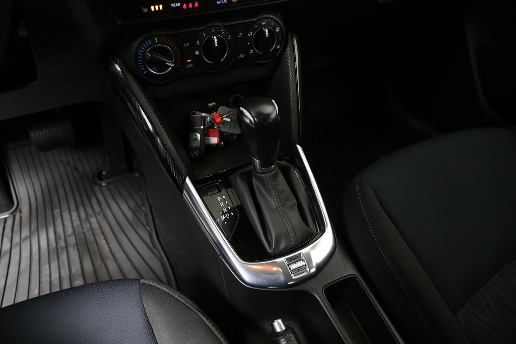 Mazda 2 1,5 SKYACTIV-G 90hk Core Aut Motorvärmare Dragkrok 2015