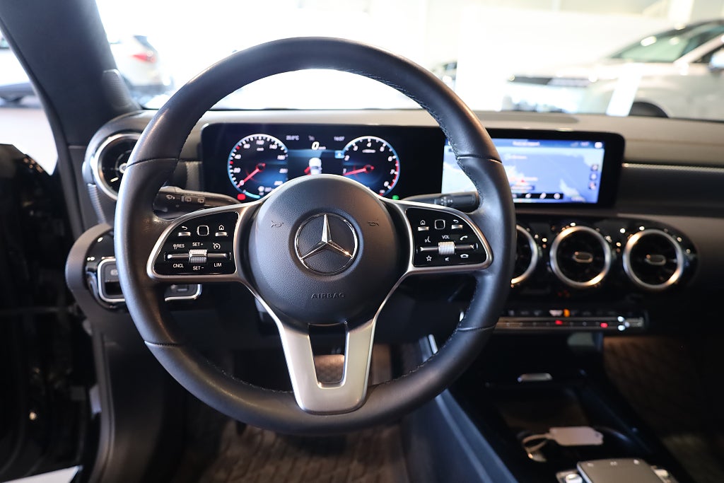Mercedes-Benz CLA 200 Shooting Brake 7G-DCT Panorama Kamera Läder Navi