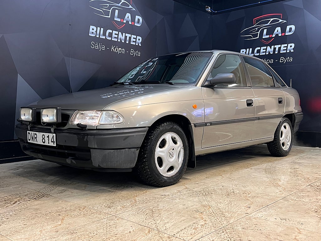 Opel Astra Sedan 1.6i / Lågamil / Skattefritt / Ny Kamrem bytt 