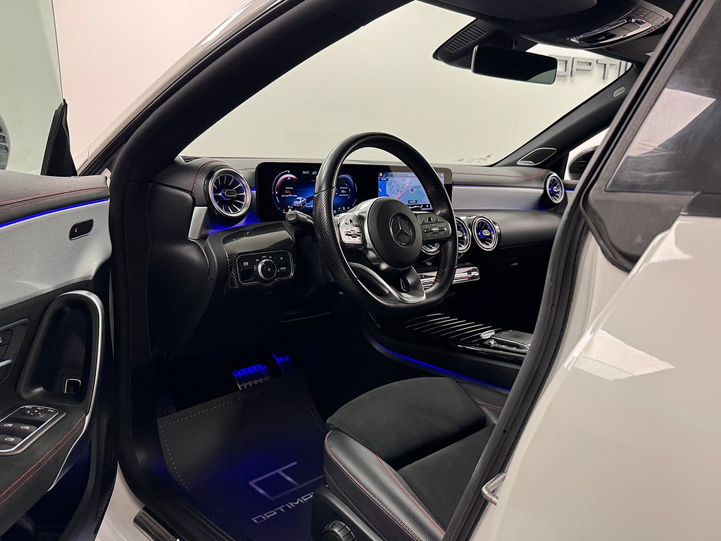 Mercedes-Benz CLA 200d 4WD AMG Panorama Ambient Burmester Välutr bild 3