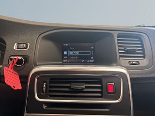 Volvo V60 D4 AWD Momentum Dragkrok Mvärme Farthållare Psens S&V – bild 11