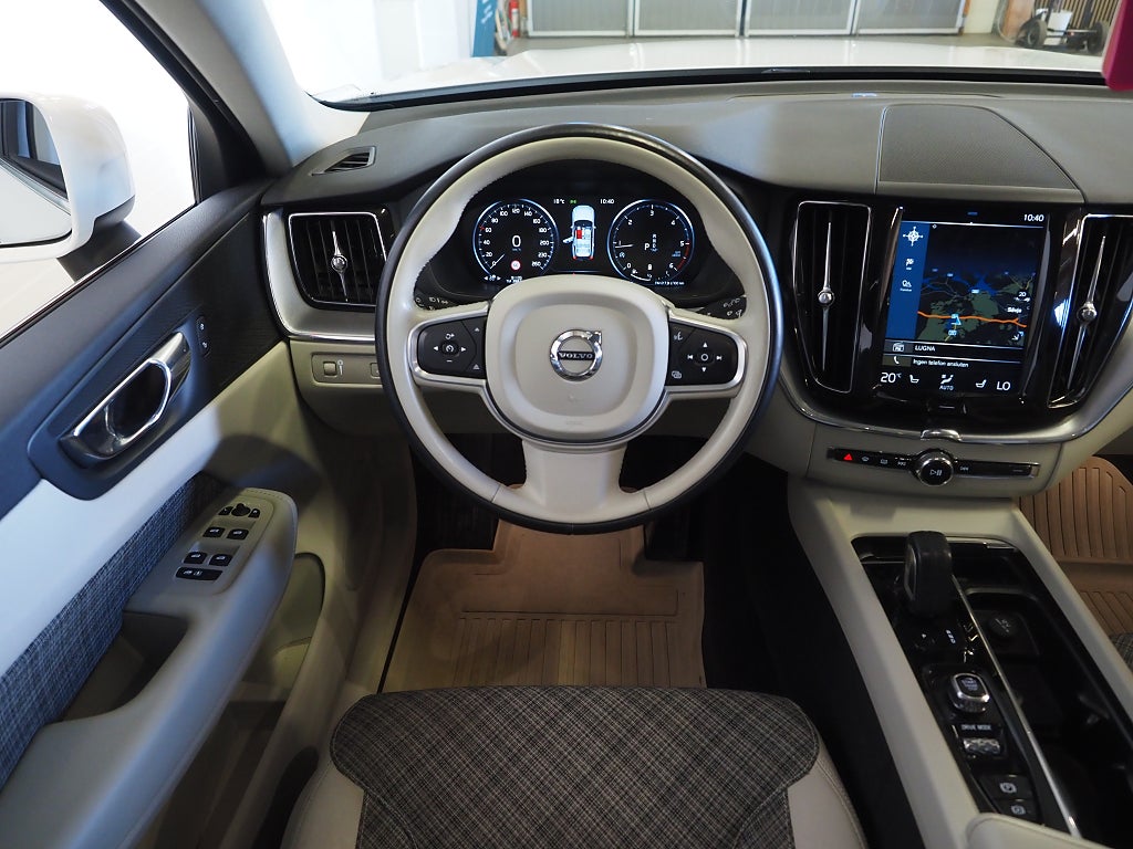 Volvo XC60 B4 AWD Geartronic Momentum 360° Pano Drag Navi Värm 2020