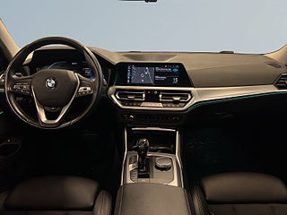 BMW 330e Sport line 360°kamera HuD Rattvärme Navigation S&V-däck – bild 8