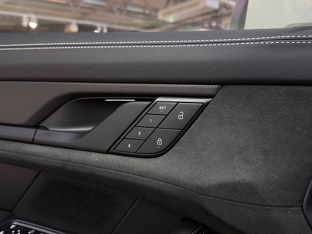 Porsche Taycan GTS Sport Turismo | Kolfiberpaket | 18-vägs | Race-Tex