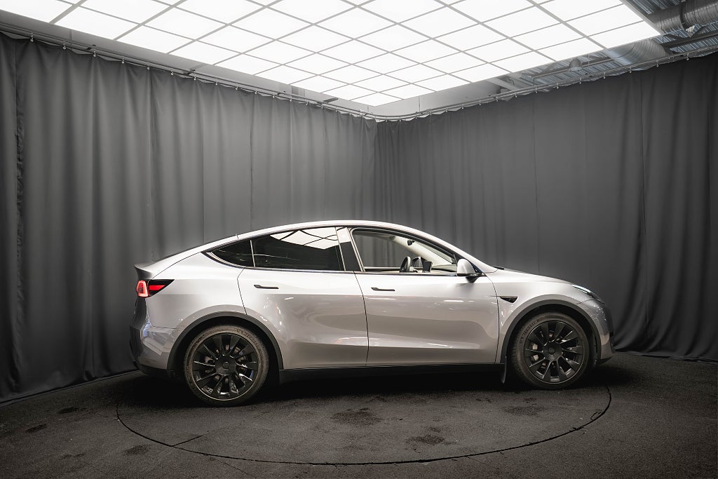 Tesla Model Y Long Range AWD DRAG 20'' QUICKSILVER PANO 1-ÄGARE MOMS