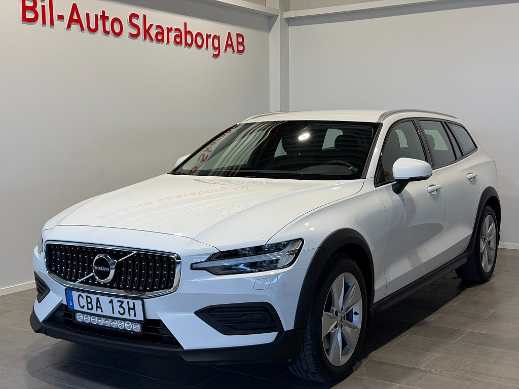 Volvo V60 Cross Country B4 AWD Aut Momentum Kamera Dragkrok Navi  VOC