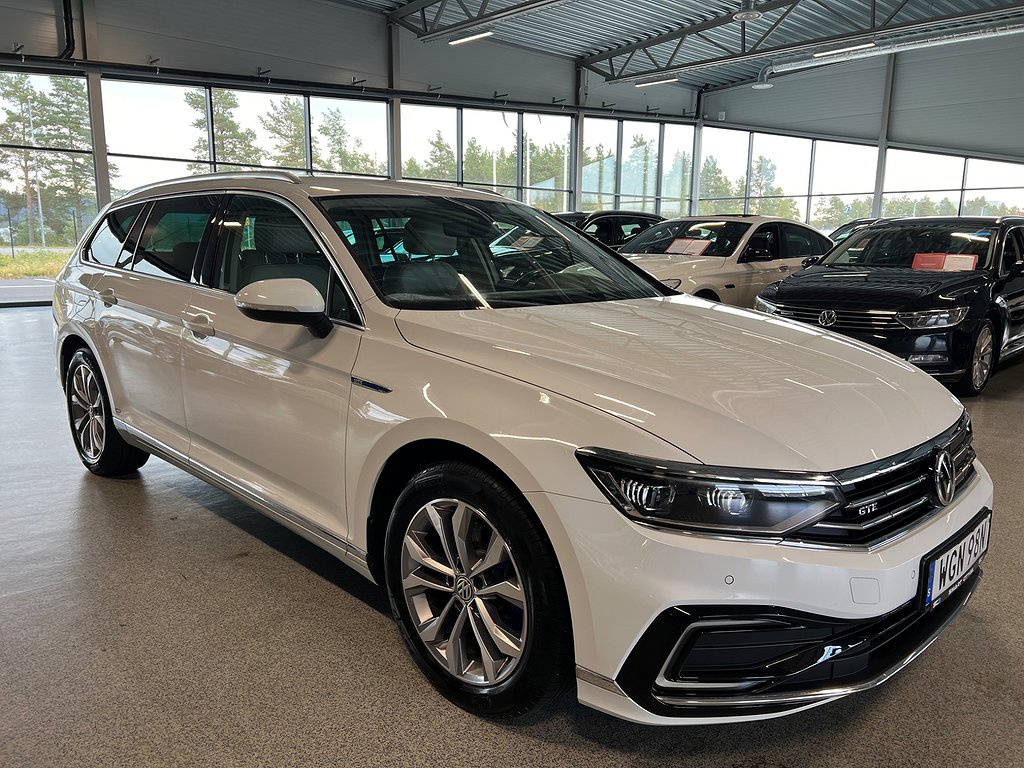 Volkswagen Passat Sportscombi GT Cockpit Skinn Värmare Kamera Drag  Exeutive GPS