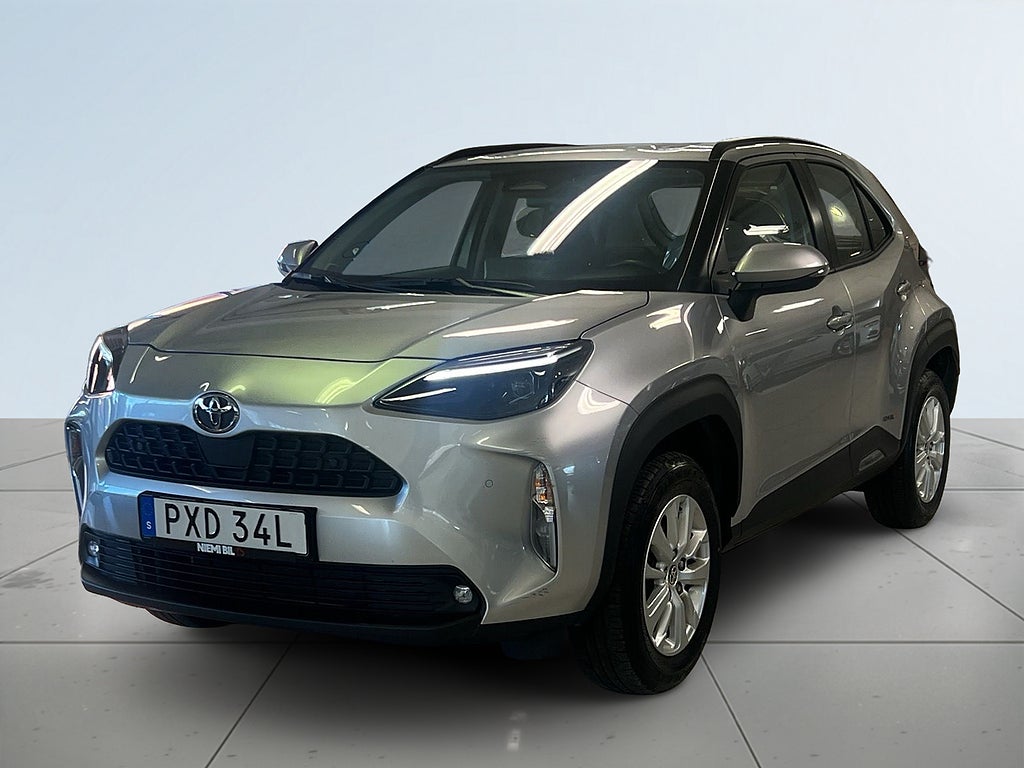 Toyota Yaris Cross Hybrid 115 AWD MOMS B-kamera Motorvärm Adaptiv S&V-däck