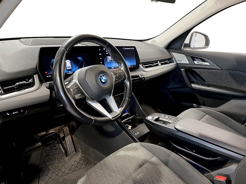 Bild på BMW X1 xDrive30 64.7kWh 306hk Aut B-KAMERA WIDESCREEN DRAG