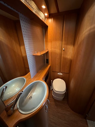 Husbil-halvintegrerad Hobby Toskana Exclusive 750 ELC 12 av 24