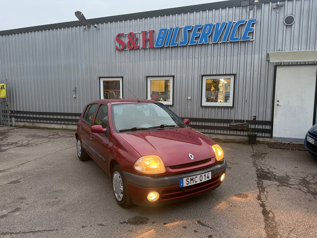 Renault Clio 5-dörrars Halvkombi 1.4 Nyvservad ,besiktad