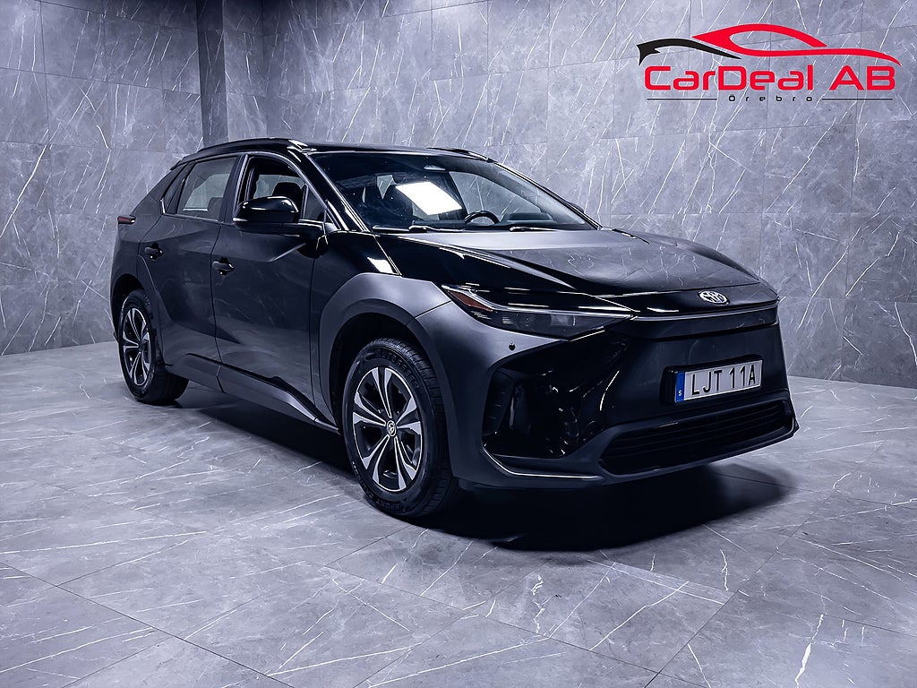 Toyota bZ4X 71.4 kWh 204hk Adaptiv fart. Kamera Navi Rattvärme MOMS