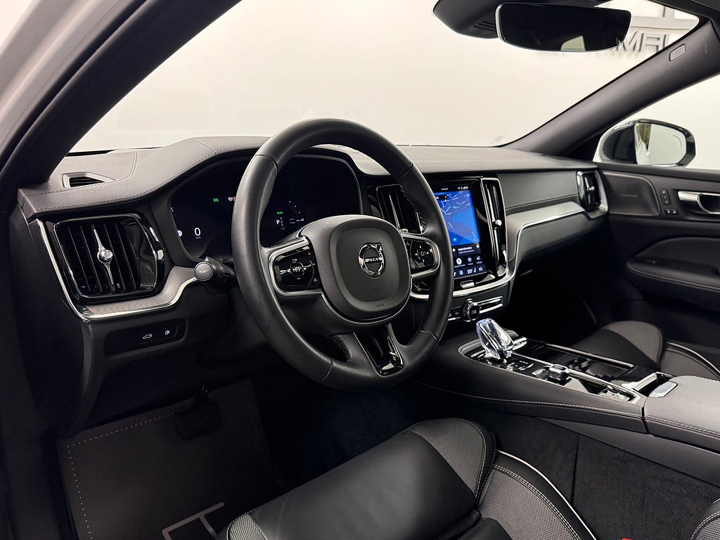Volvo V60 T6 Plug-In Hybrid AWD Ultra Dark Pano H&K MOMS Fullutr bild 3