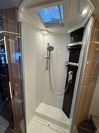 Husbil-integrerad Knaus Sun i 900 LX 177HK AUT Queensbed & exklusivt badrum! 14 av 28