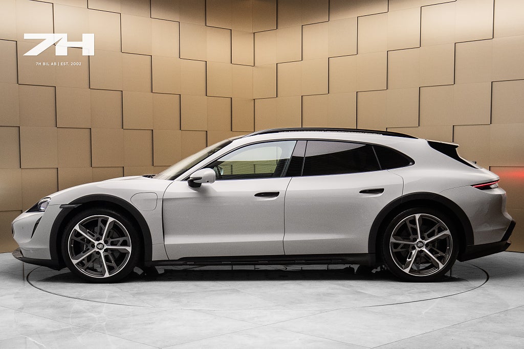 Porsche Taycan 4 Cross Turismo / P-Display / 18-väg / HuD /
