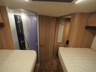 Husbil-halvintegrerad LMC Breezer H737 12 av 20
