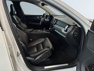 Volvo XC60 B4 AWD Momentum Advanced S&V/Kamera/Pano/Skinn/Pvärm – bild 10