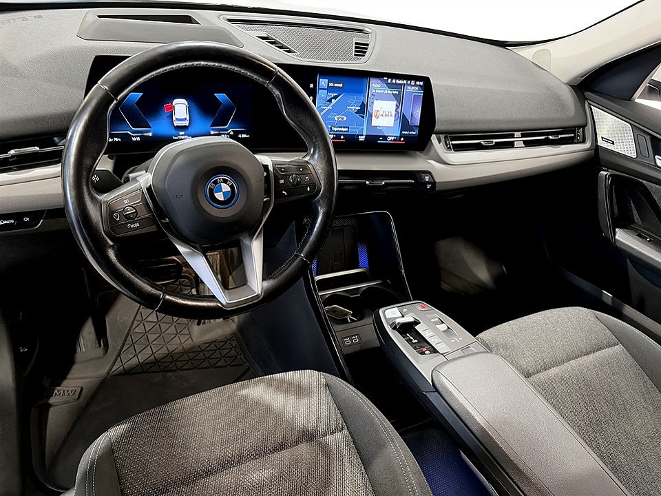 Bild på BMW X1 xDrive30 64.7kWh 306hk Aut B-KAMERA WIDESCREEN DRAG