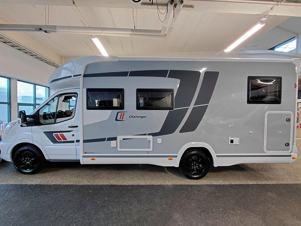 CHALLENGER 317 Graphite Edition M26 Långbäddar med taksäng automat