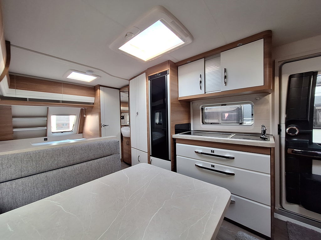 Hobby De Luxe 560 KMFe Barnkammare: 3 bäddar, Kampanjprodukt!