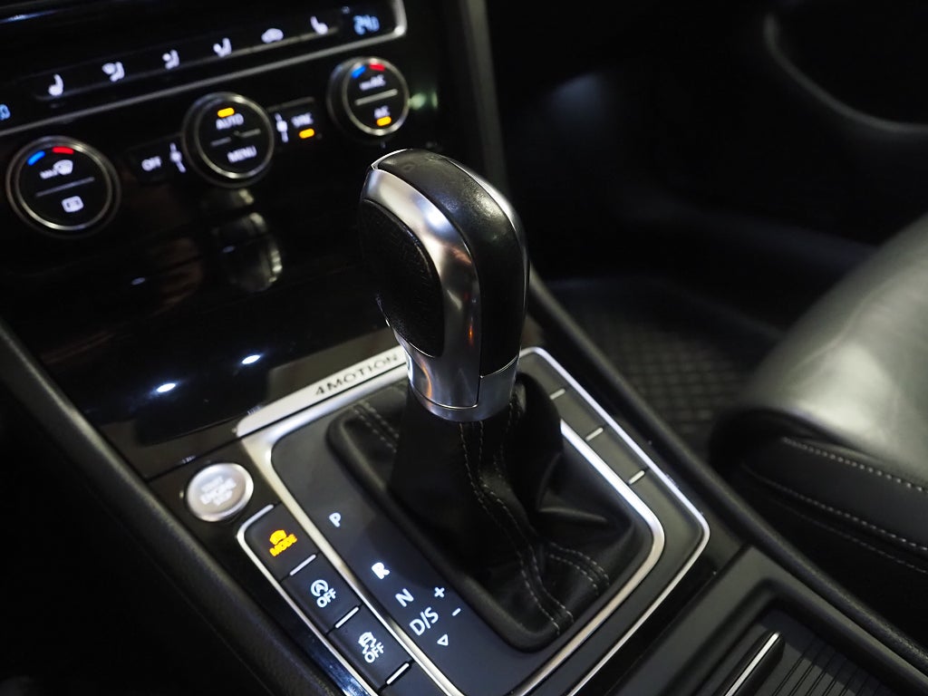 Volkswagen Golf SC R 2.0 TSI 4M 300hk Pano Skinn Dynaudio Keyless Navi 2015