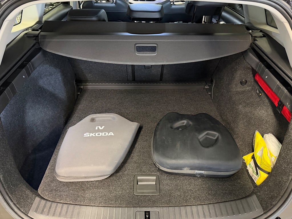 Skoda Enyaq iV 80x Dragkrok Adapativ fart 360° kamera Elstol 4WD bild 16