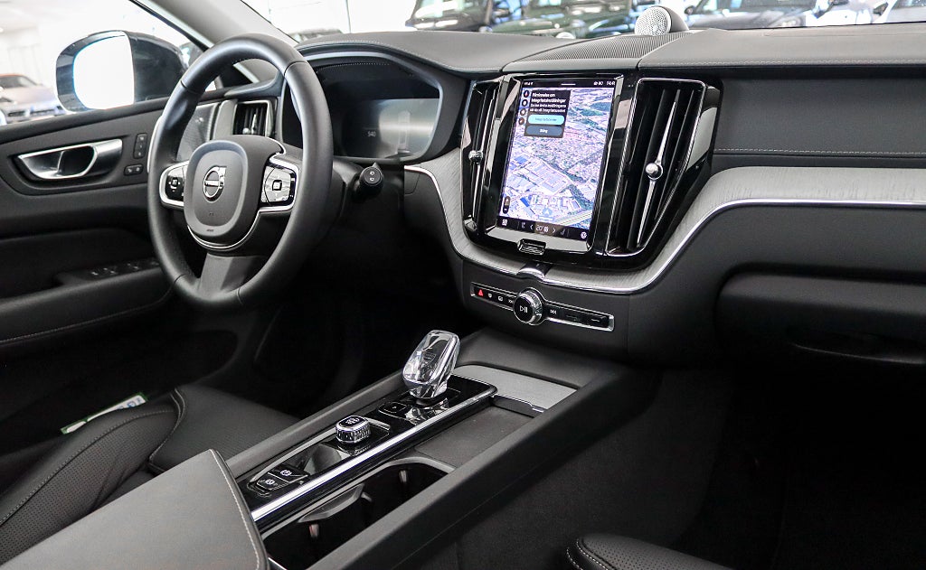 Volvo XC60 Recharge T8 AWD Ultra Dark B&W Pano Drag MOMS