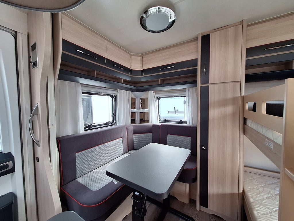 Hobby De Luxe Edition 650 KMFe Barnkammare, 1 Ägare, AC
