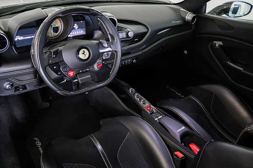 Ferrari F8 Tributo 3.9 V8 720 hk Kolfiber JBL Svensksåld