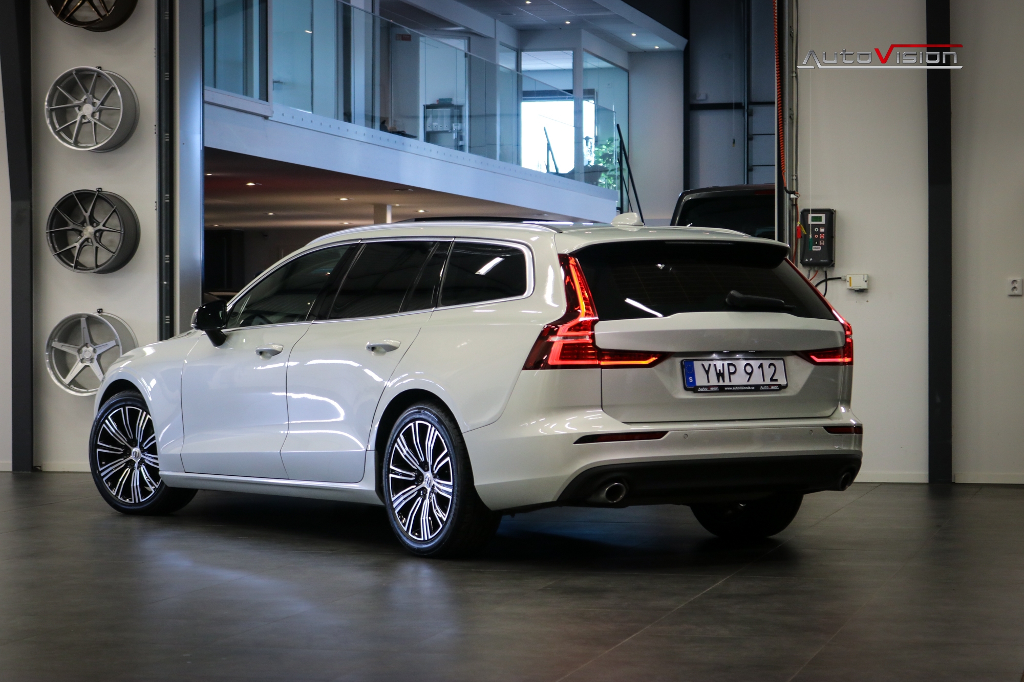 Volvo V60 D4 Geartronic 190hk PANO 2019, bild 2/10