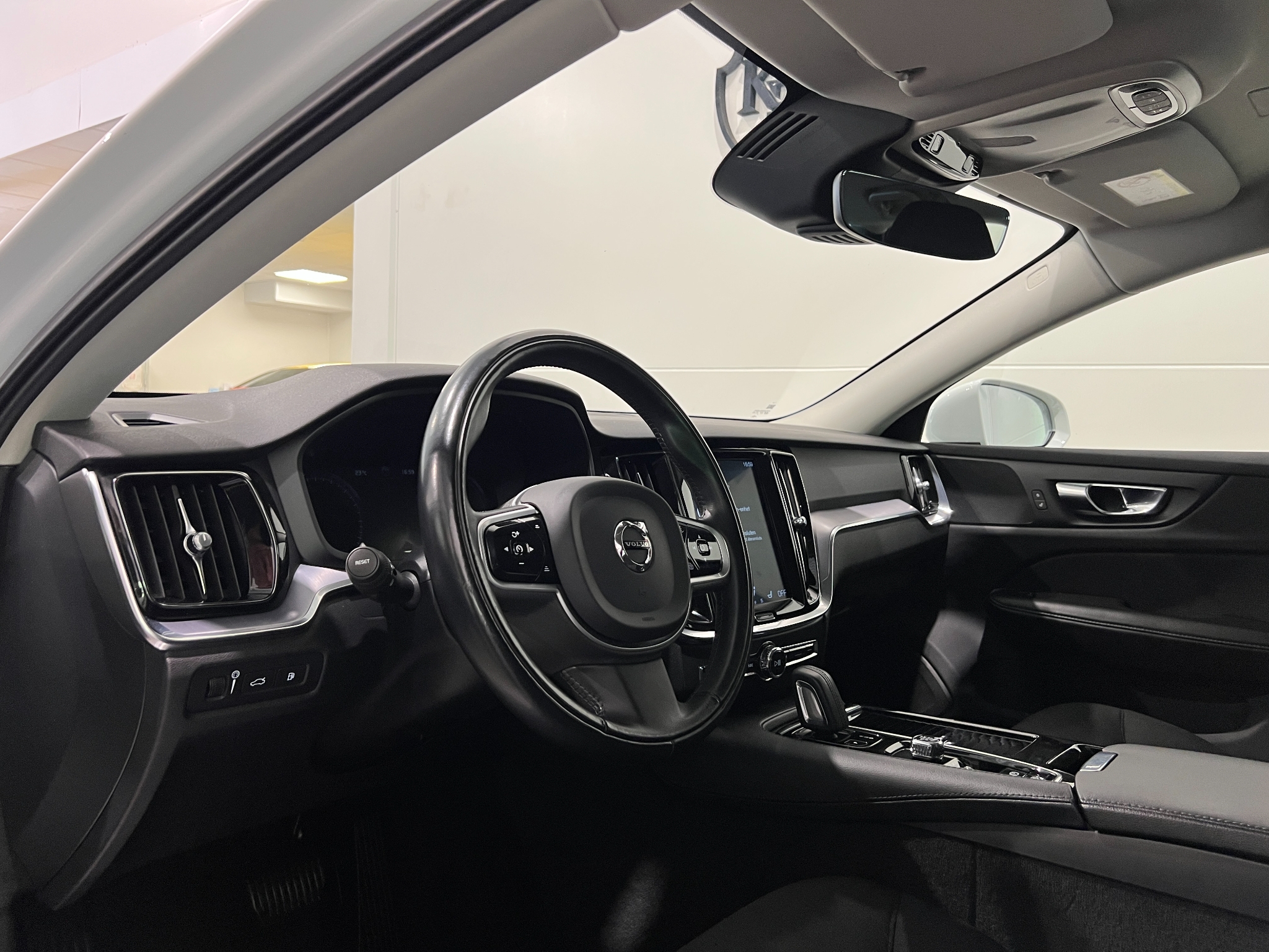 Volvo V60 2020, photo 6/56