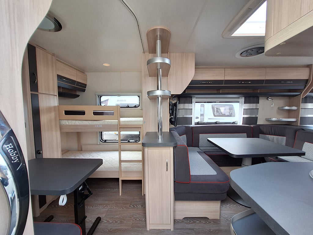 Hobby De Luxe Edition 650 KMFe Barnkammare, 1 Ägare, AC