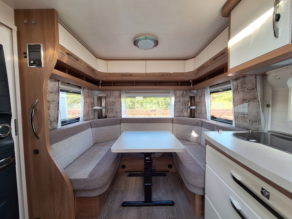 Hobby De Luxe 460 UFe Dubbelbädd, Mover, Nytt Tält