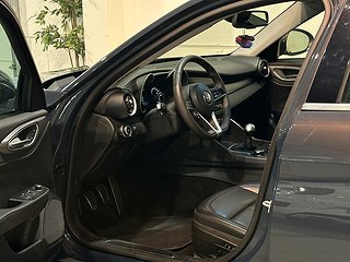 Alfa Romeo Giulia 2.2 16V Super Kamera Mvärm Skinn GPS SoV
