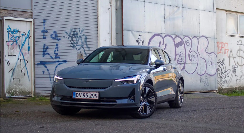 Grå polestar 2 i industriområde