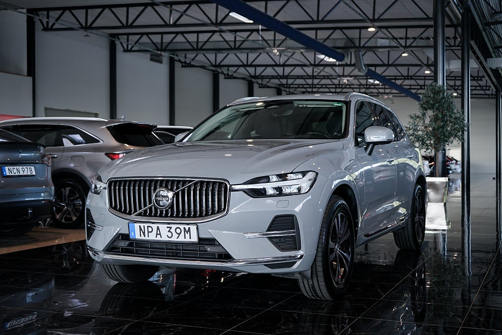 Volvo XC60 Recharge T6 AWD Geartronic Core Edition | Pano | Kamera