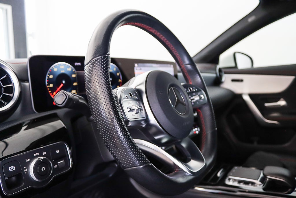 Mercedes-Benz CLA 180 Nyservad AMG Widescreen B-kamera Navi Alcantara