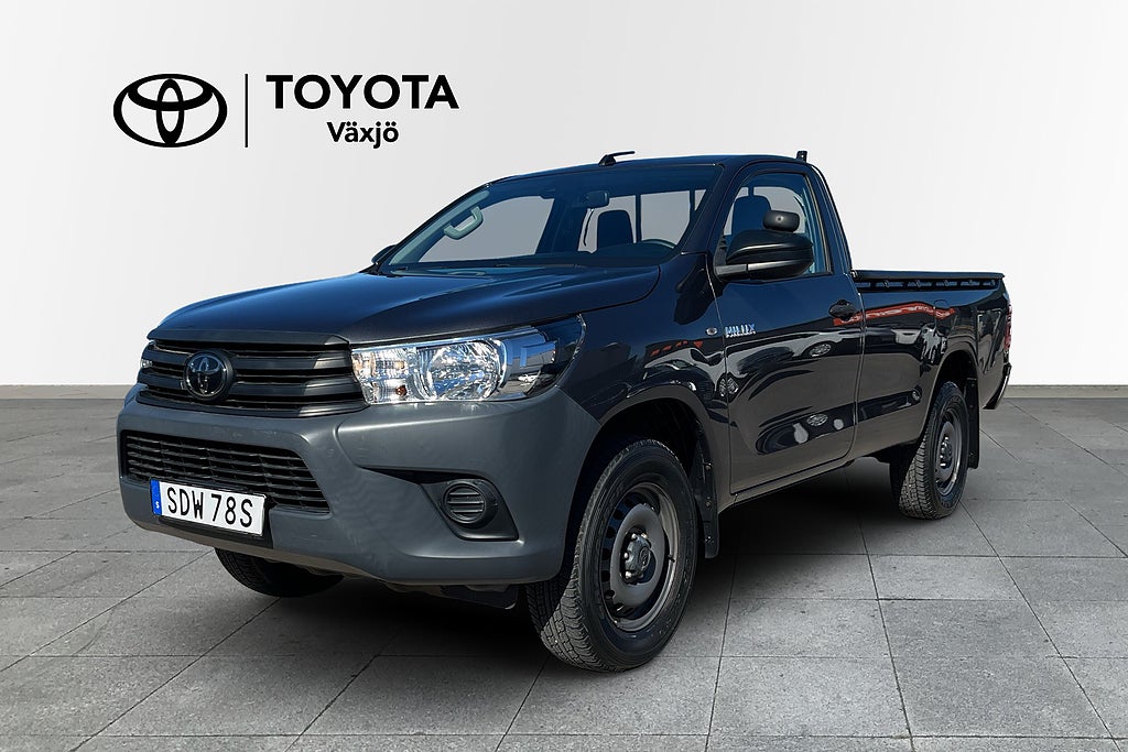 Toyota Hilux Enkelhytt 2.4 Manuell V-hjul Drag Backkamera Navi