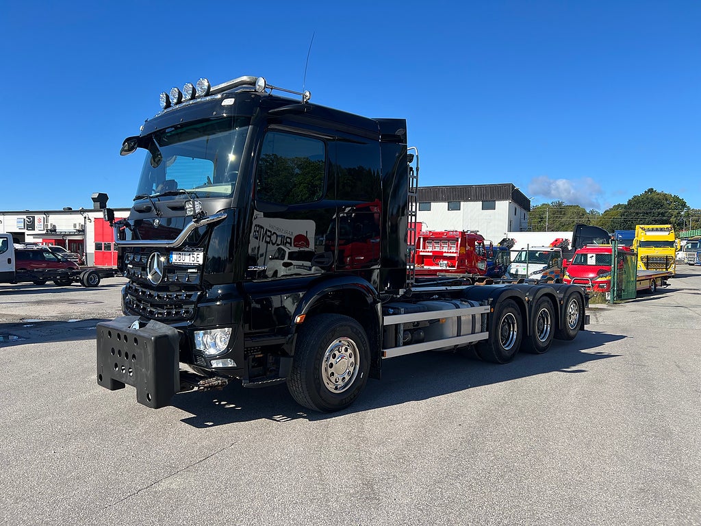 Mercedes-Benz Arocs 3251 Tridem Lastväxlare, Fullt Plogutrustad