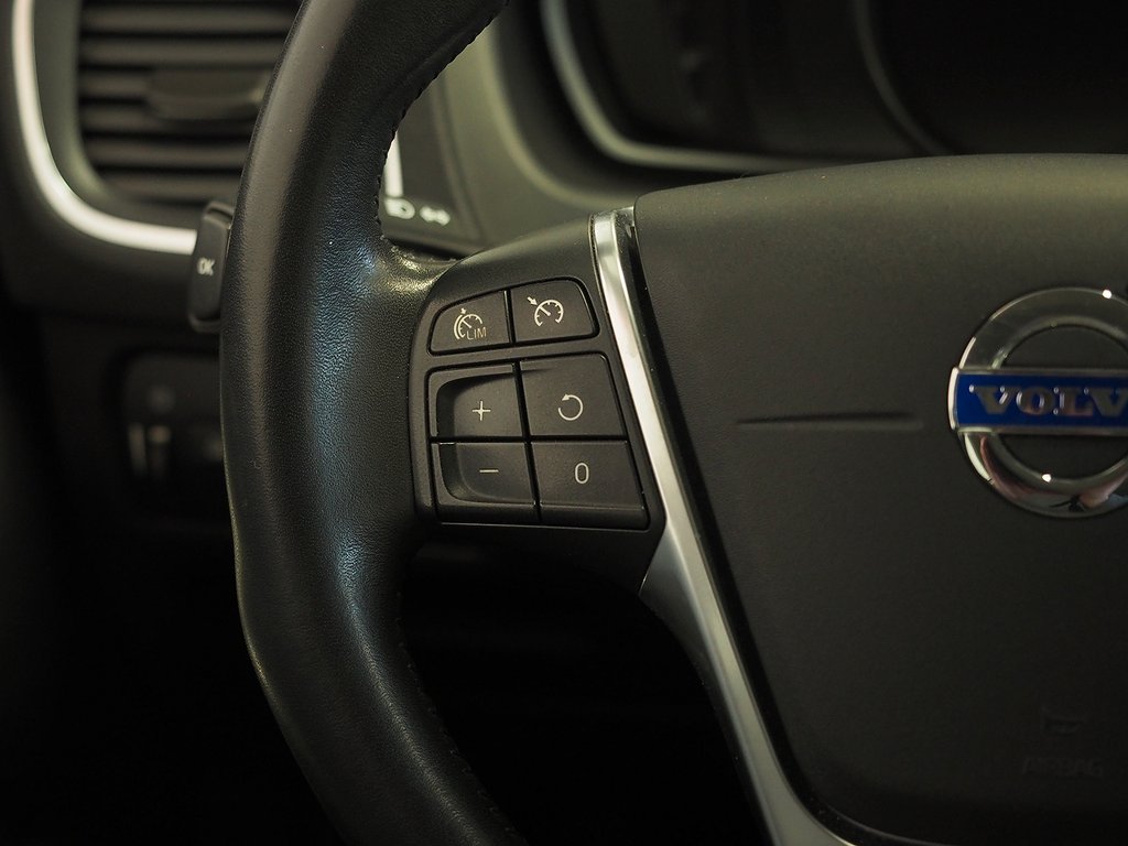 Volvo V40 D3 Momentum 150hk | Backkamera | D-värm | Drag | 2016