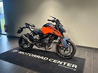 KTM Duke 125/Endast 626 mil/Dominator slip-on/stealth speglar