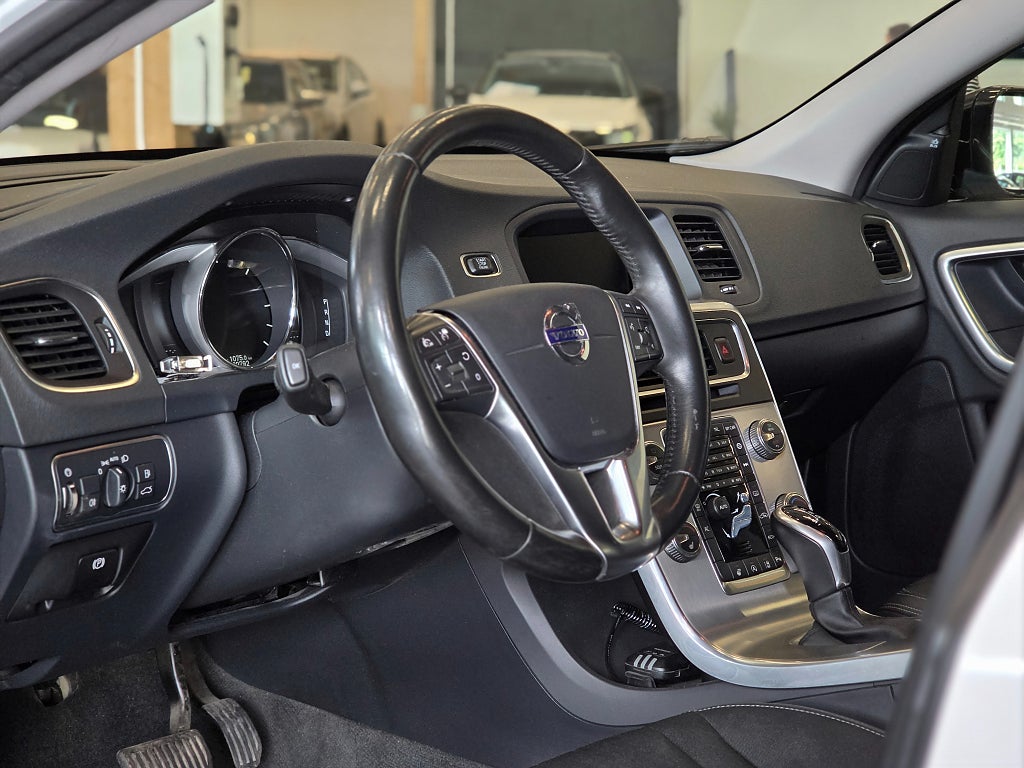 Volvo V60 Cross Country D3 / Momentum /Drag/Värmare/Rattvärme/Kamrem b