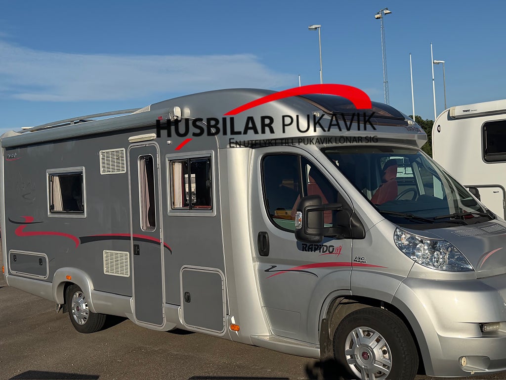 Rapido 7065+ Dubbla solceller Låga  Enkelbäddar Toa längst bak 
